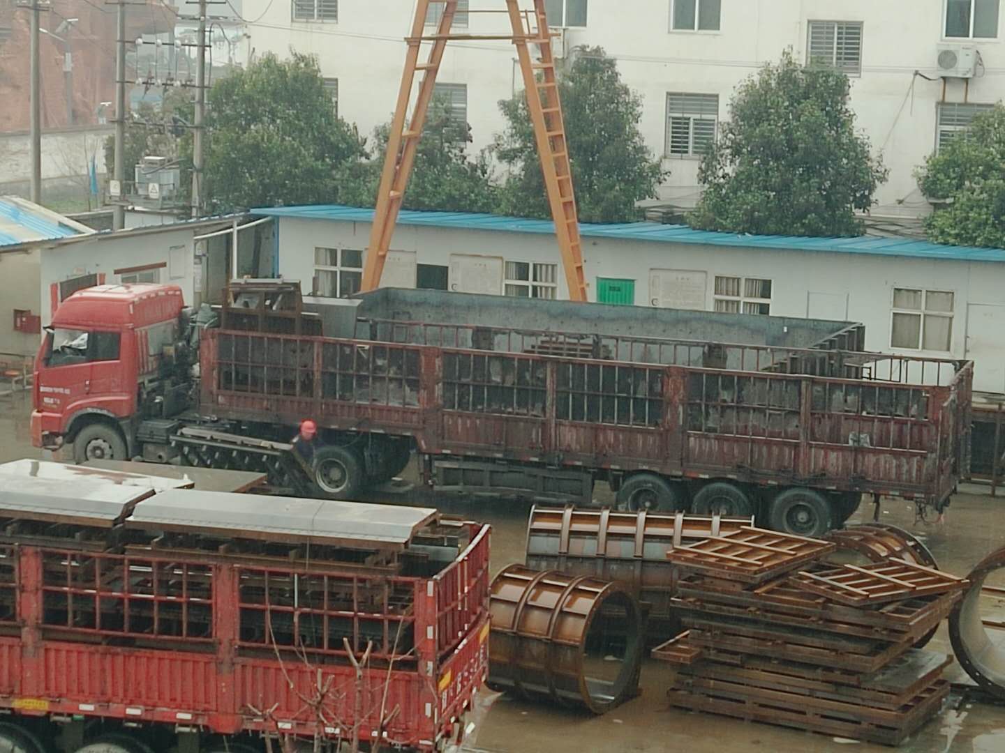 下雨天，系梁模板廠家的員工冒雨裝貨