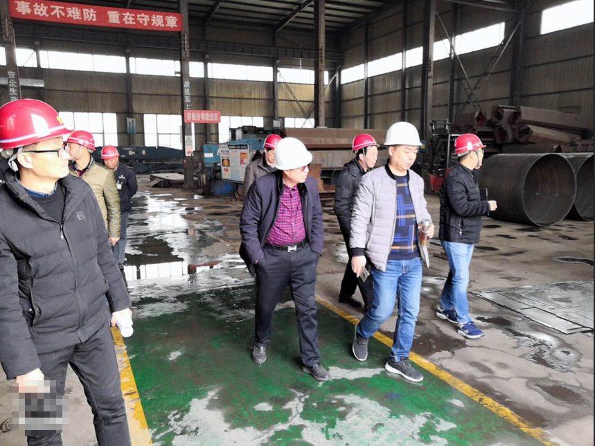 鞏義安檢部門到偉志模板抽查，董事長來保軍陪同檢查